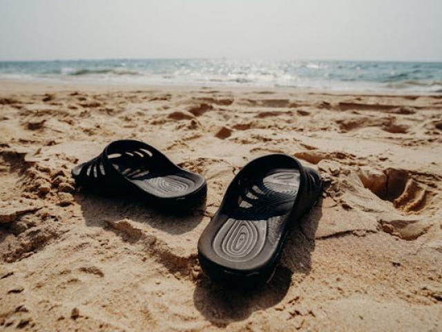 Les gestes à adopter pour avoir des pieds en plein forme pendant vos vacances.