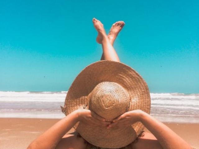 Les gestes à adopter pour avoir des pieds en plein forme pendant vos vacances.